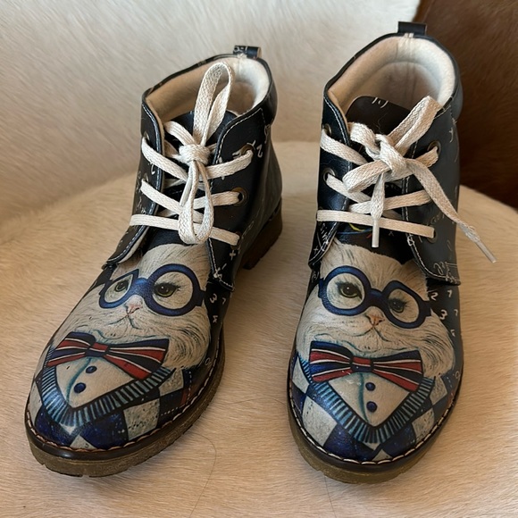 Very cute math cat 🐈 shoes size 6 or 6.5 check photos unique find - Picture 2 of 12
